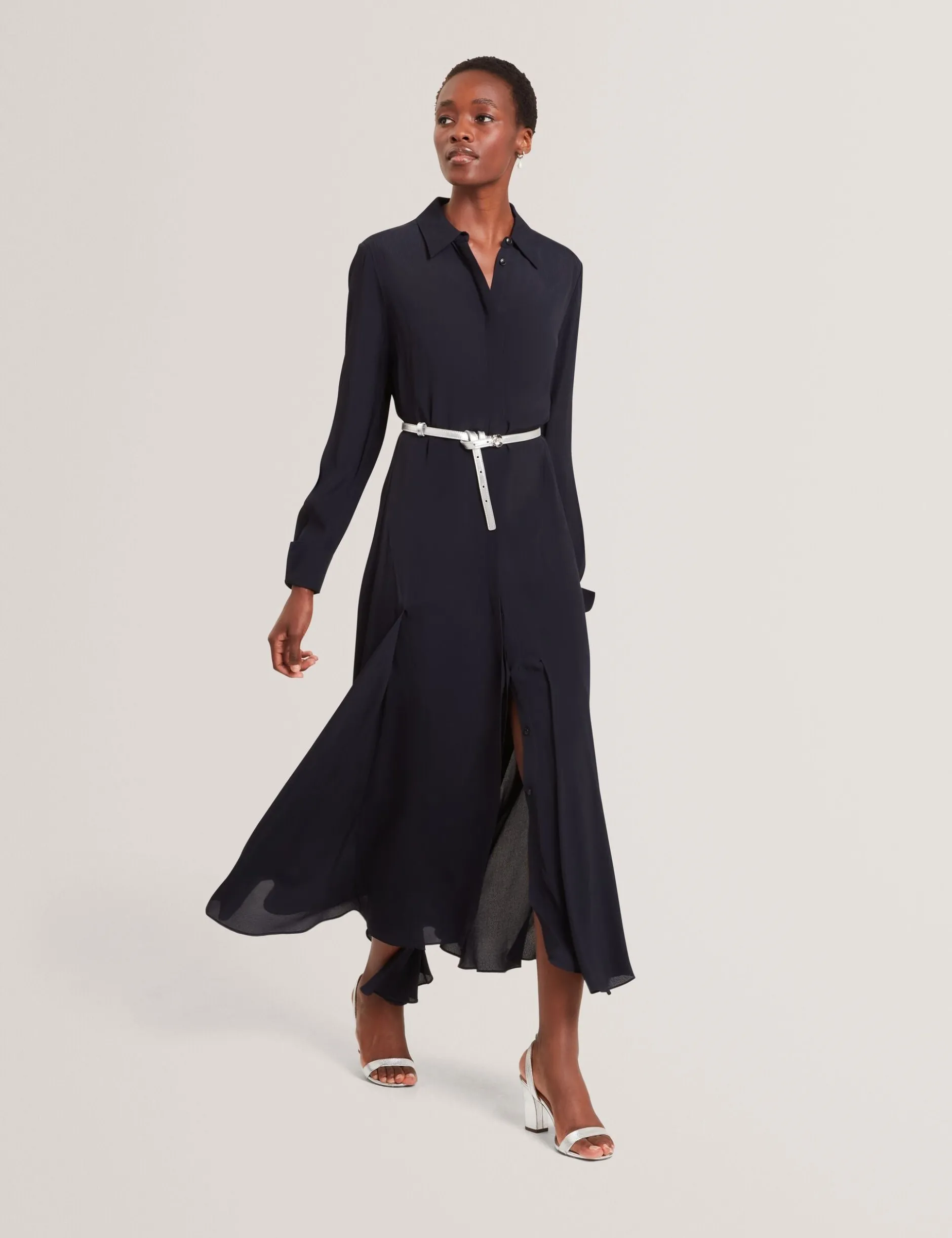 Asymmetrisches Crêpe-Midi-Hemdkleid