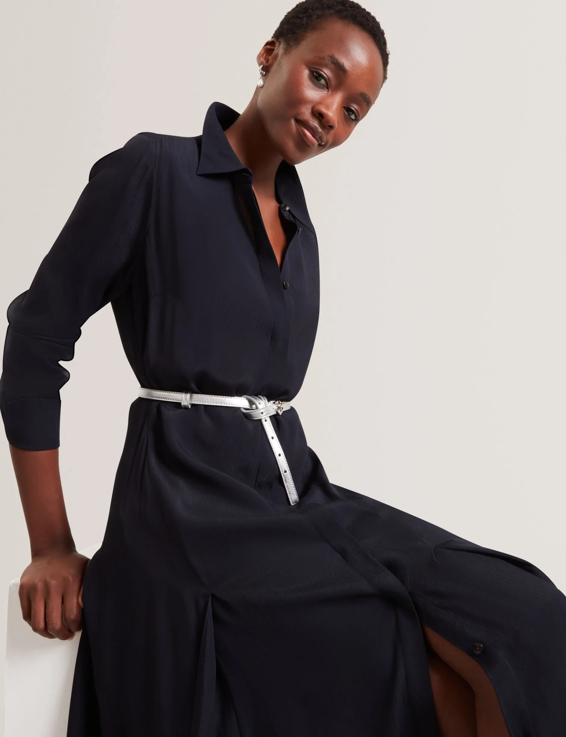 Asymmetrisches Crêpe-Midi-Hemdkleid