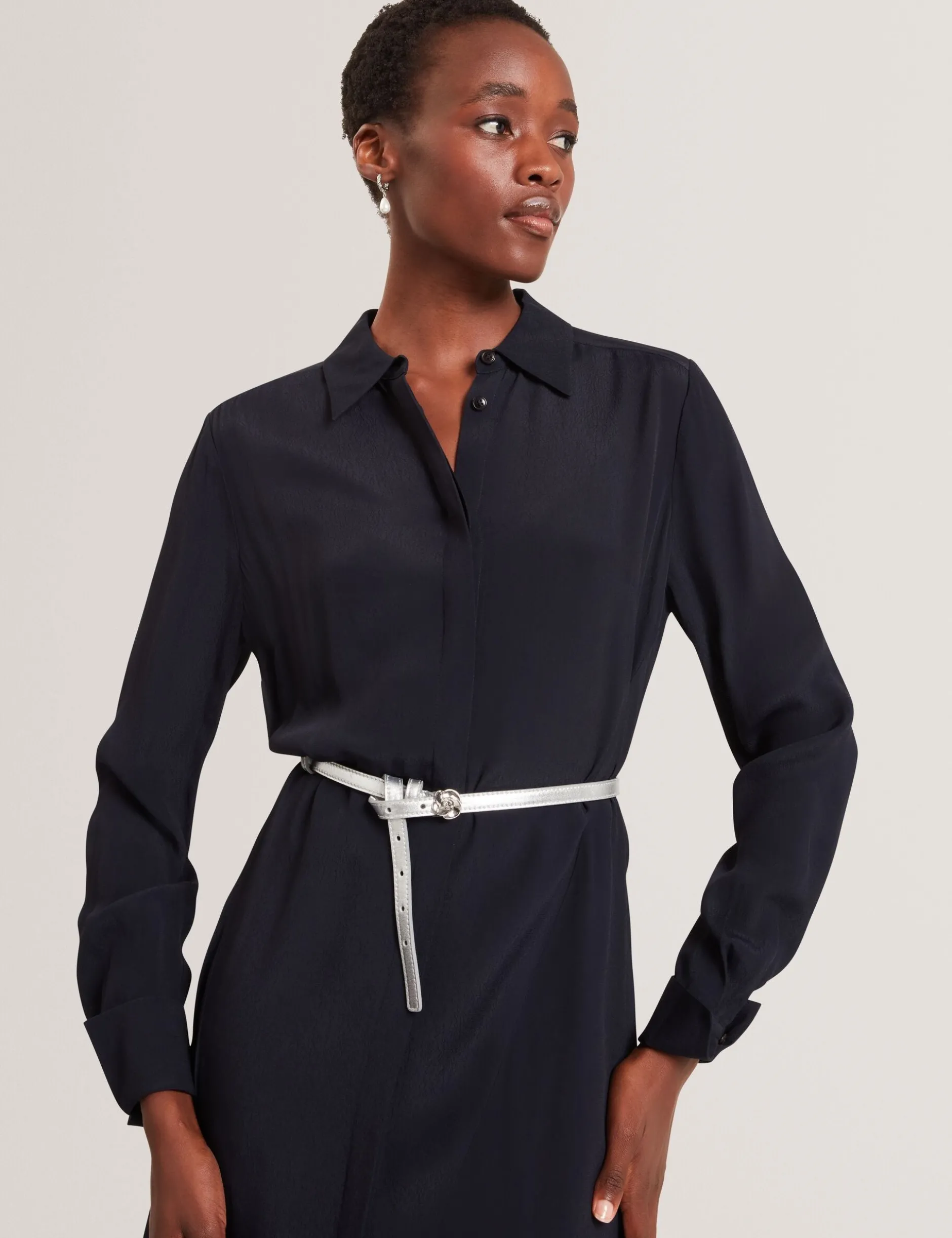 Asymmetrisches Crêpe-Midi-Hemdkleid