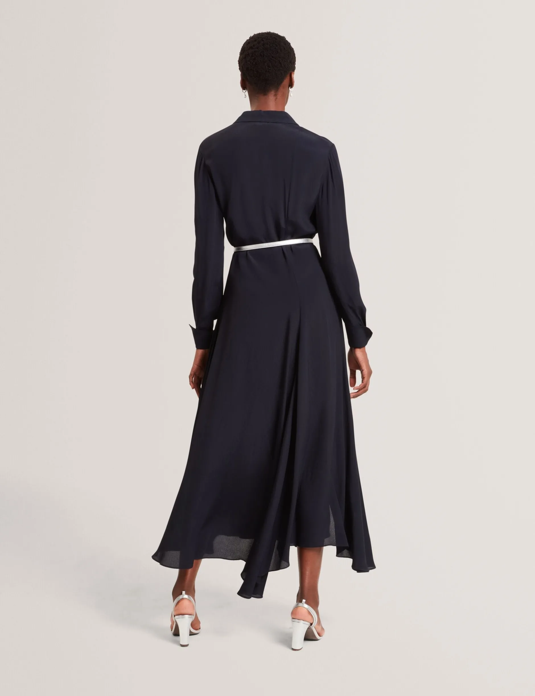 Asymmetrisches Crêpe-Midi-Hemdkleid