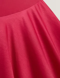 Asymmetrisches Midikleid aus Satin mit Einsätzen