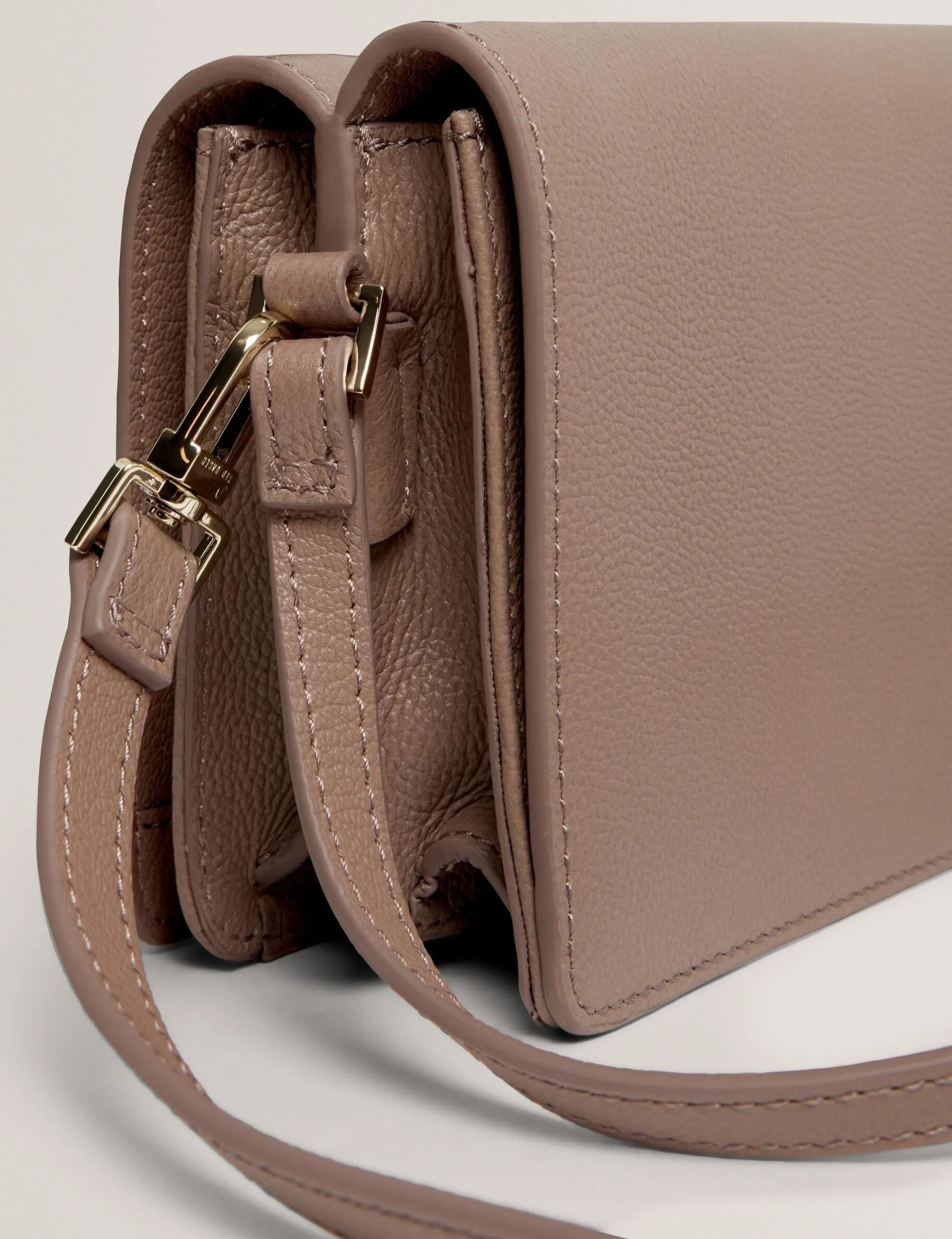 Baguette-Schultertasche aus Leder mit Überschlag