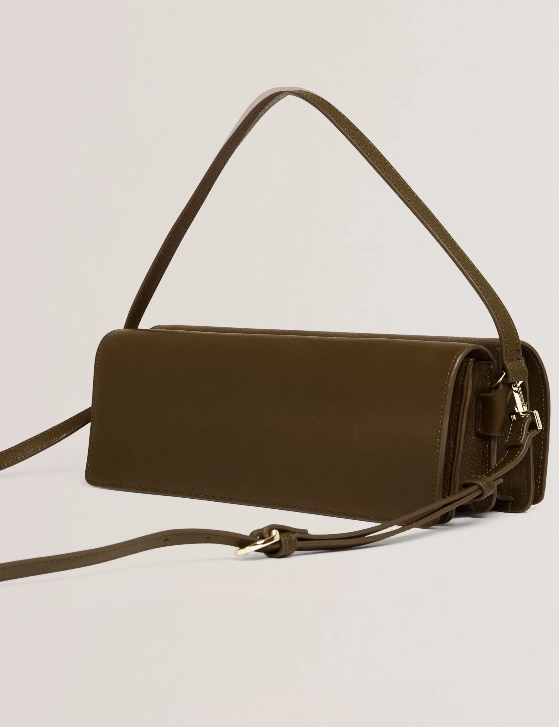 Baguette-Schultertasche aus Leder mit Überschlag