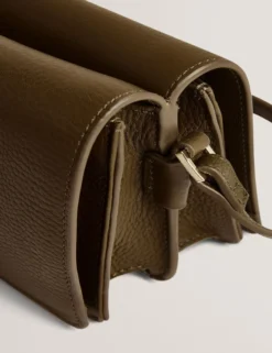 Baguette-Schultertasche aus Leder mit Überschlag