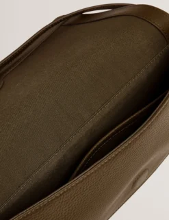 Baguette-Schultertasche aus Leder mit Überschlag