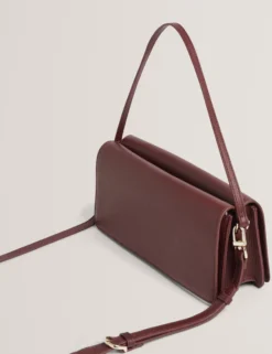 Baguette-Schultertasche aus Leder mit Überschlag
