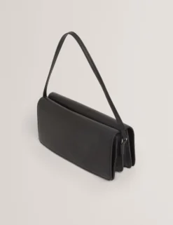 Baguette-Schultertasche aus Leder mit Überschlag
