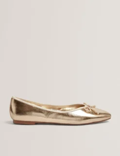 Ballerinas aus Metallic-Leder mit Schleife