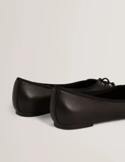 Ballerinas aus weichem Leder mit Schleife