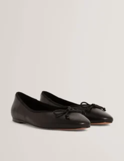 Ballerinas aus weichem Leder mit Schleife