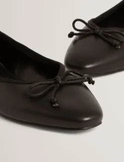 Ballerinas aus weichem Leder mit Schleife