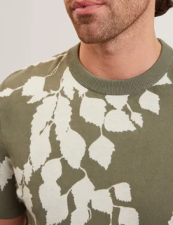 Baumwoll-Feinstrick-T-Shirt mit Blätterprint