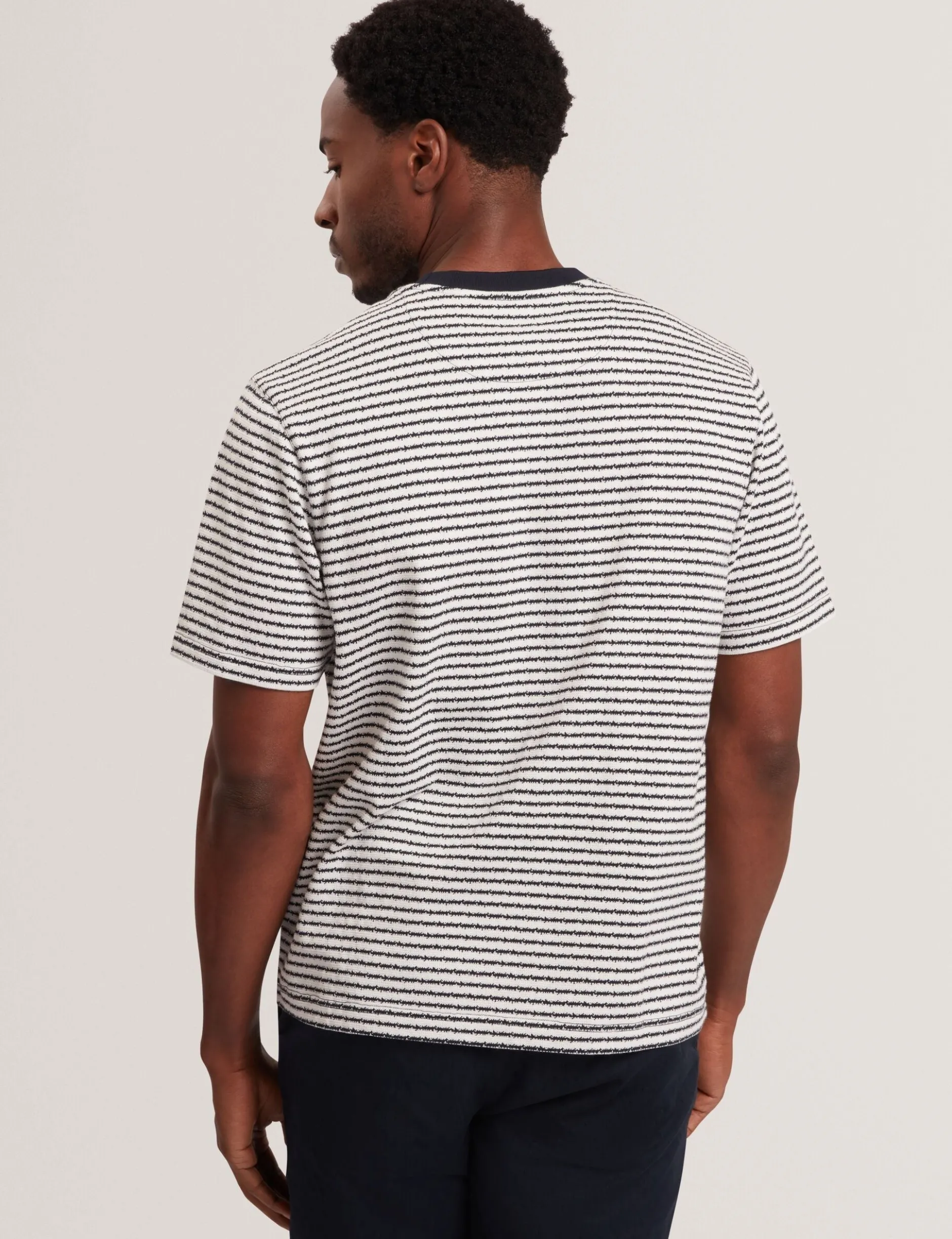 Baumwoll-T-Shirt mit Strukturstreifen und Rundhalsausschnitt