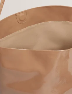 Beuteltasche aus geknittertem PU mit schmalem Tragegurt