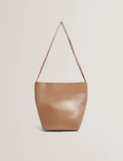 Beuteltasche aus geknittertem PU mit schmalem Tragegurt