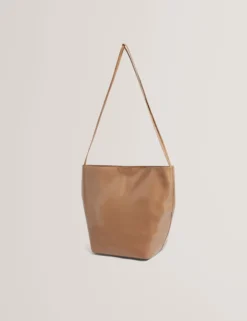 Beuteltasche aus geknittertem PU mit schmalem Tragegurt
