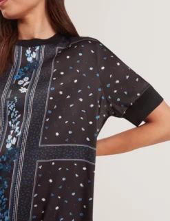 Blaues, kastenförmiges Strickkleid mit Schalmuster