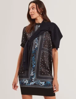 Blaues, kastenförmiges Strickkleid mit Schalmuster