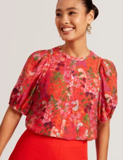 Bluse mit Blütenmuster und Puffärmeln