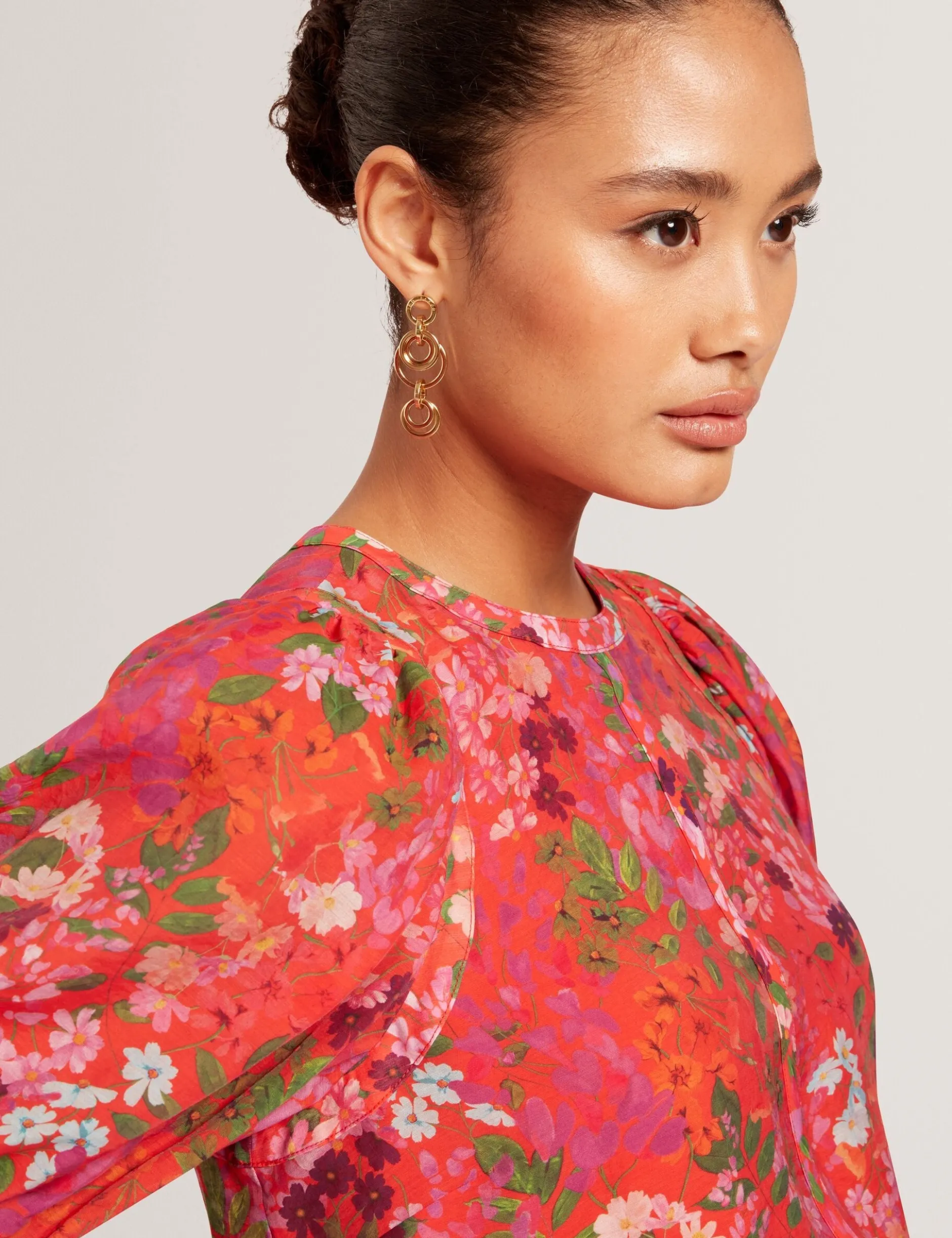Bluse mit Blütenmuster und Puffärmeln