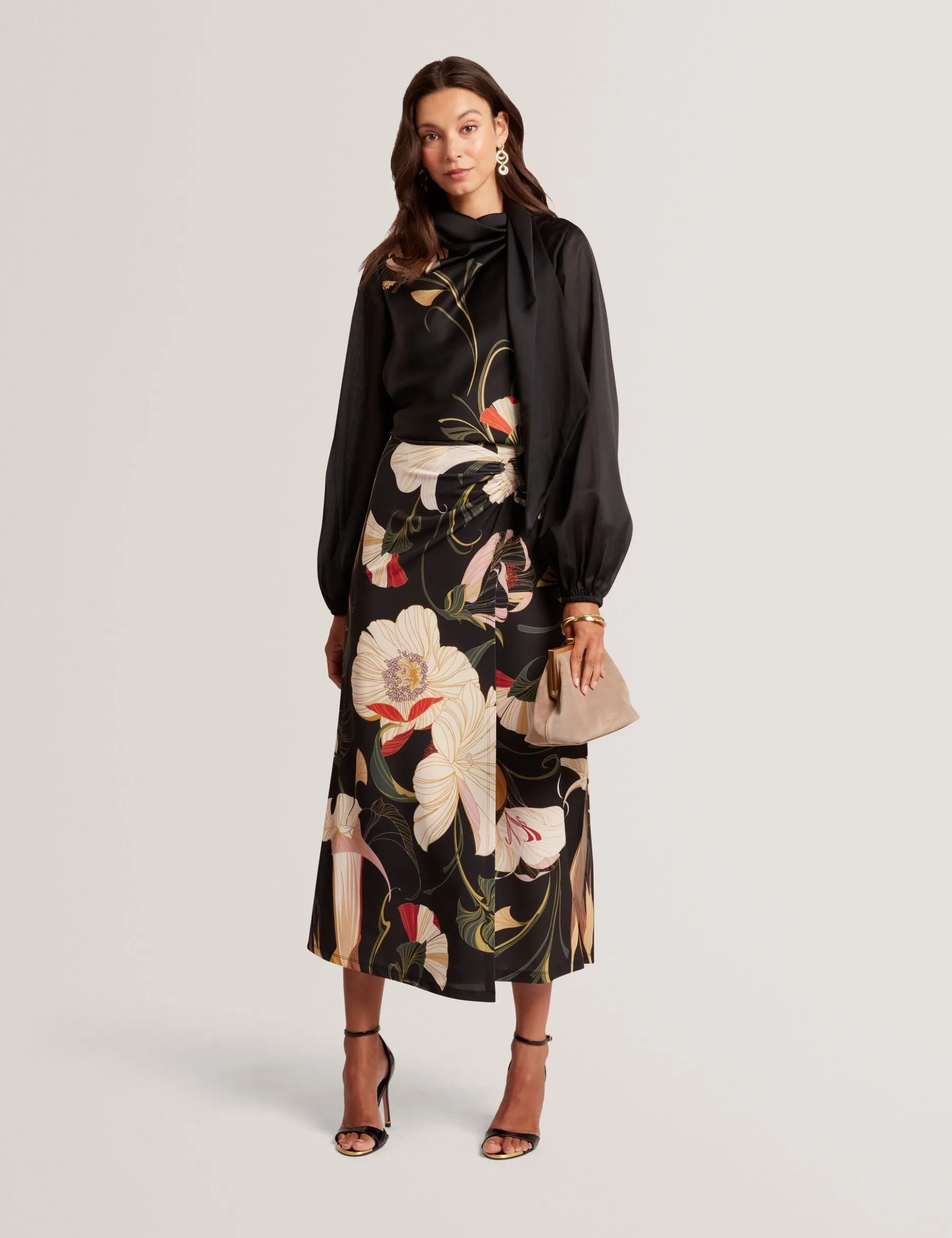 Bluse mit nouveau-wirbelartigem Bindekragen und langen Ärmeln