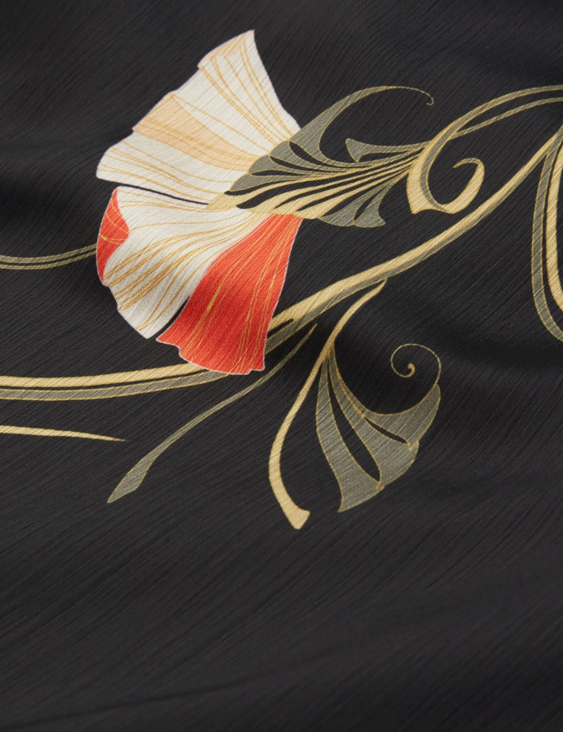 Bluse mit nouveau-wirbelartigem Bindekragen und langen Ärmeln