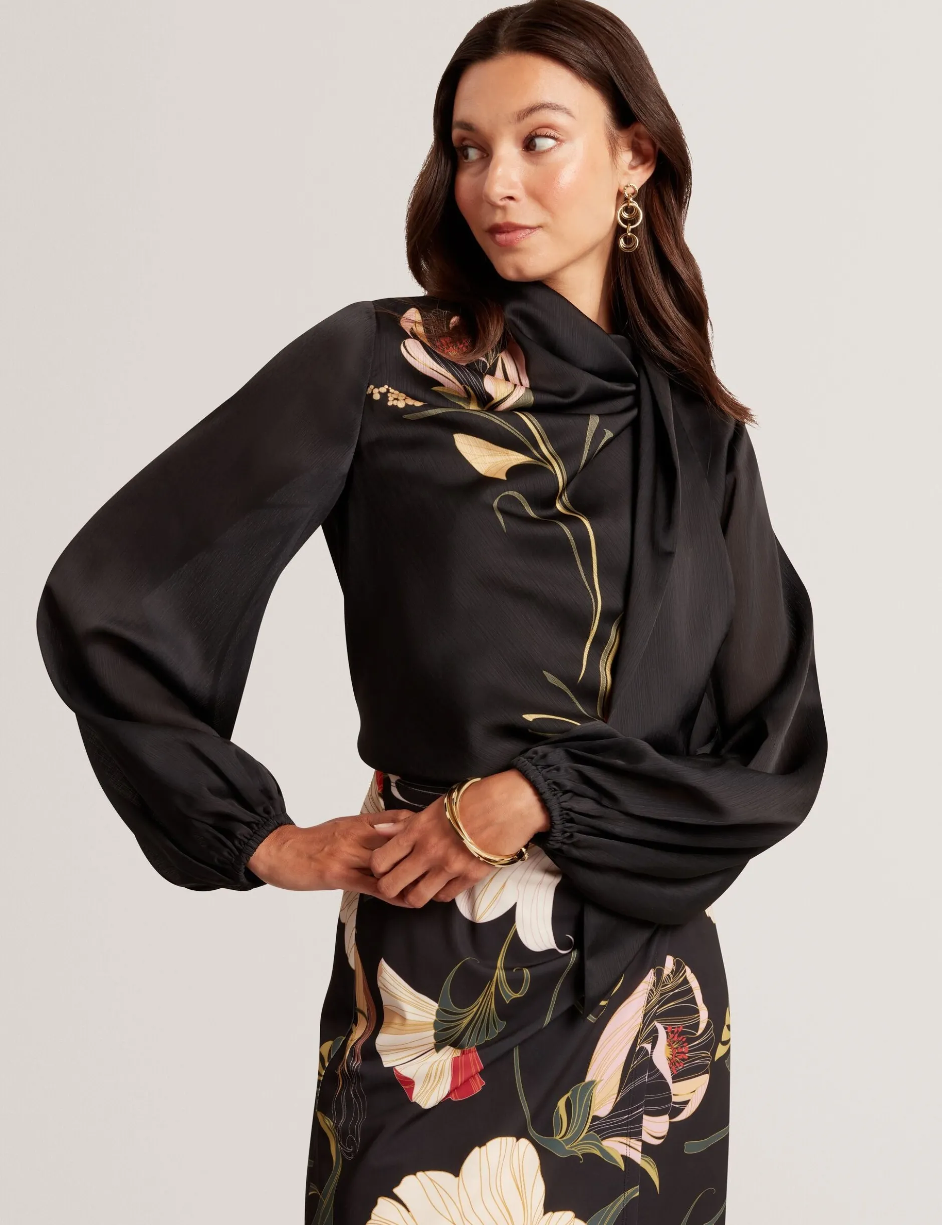 Bluse mit nouveau-wirbelartigem Bindekragen und langen Ärmeln