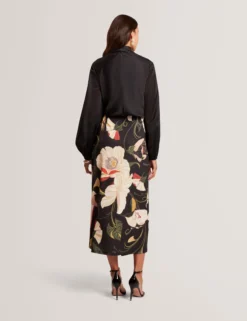 Bluse mit nouveau-wirbelartigem Bindekragen und langen Ärmeln