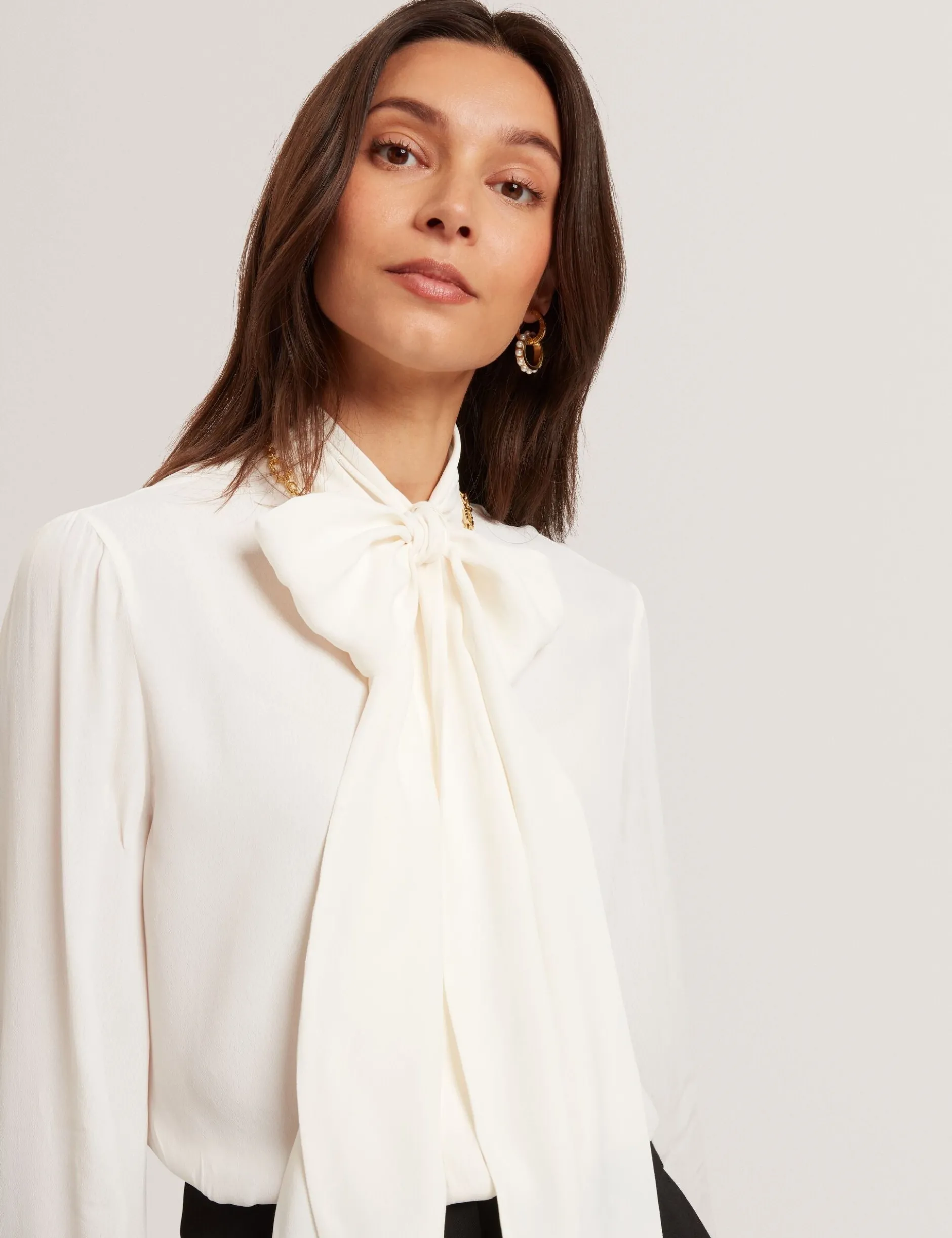 Bluse mit Schleifenkragen und langen Ärmeln