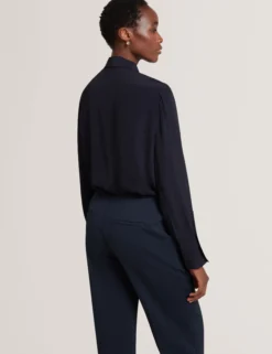 Bluse mit Schleifenkragen und langen Ärmeln