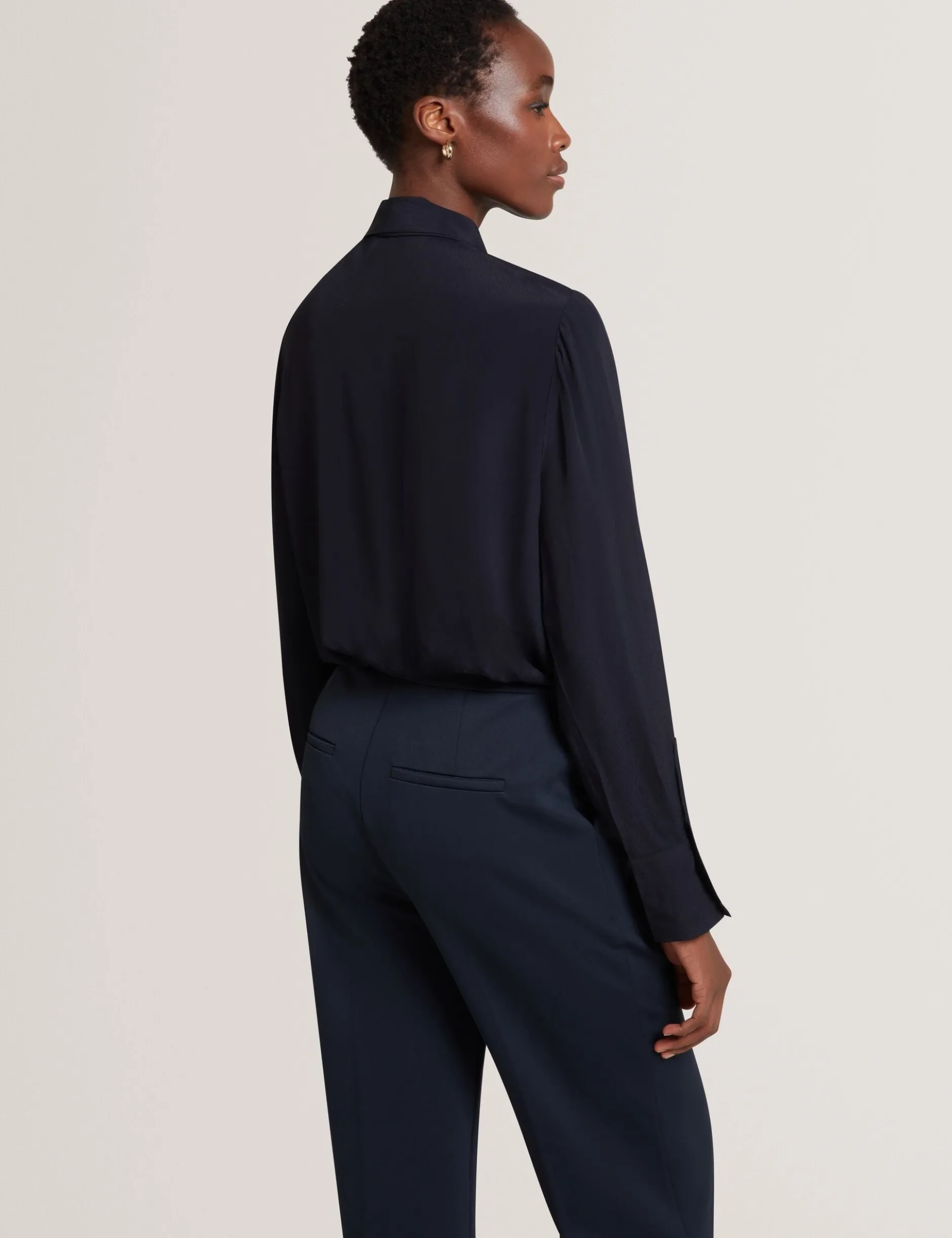 Bluse mit Schleifenkragen und langen Ärmeln