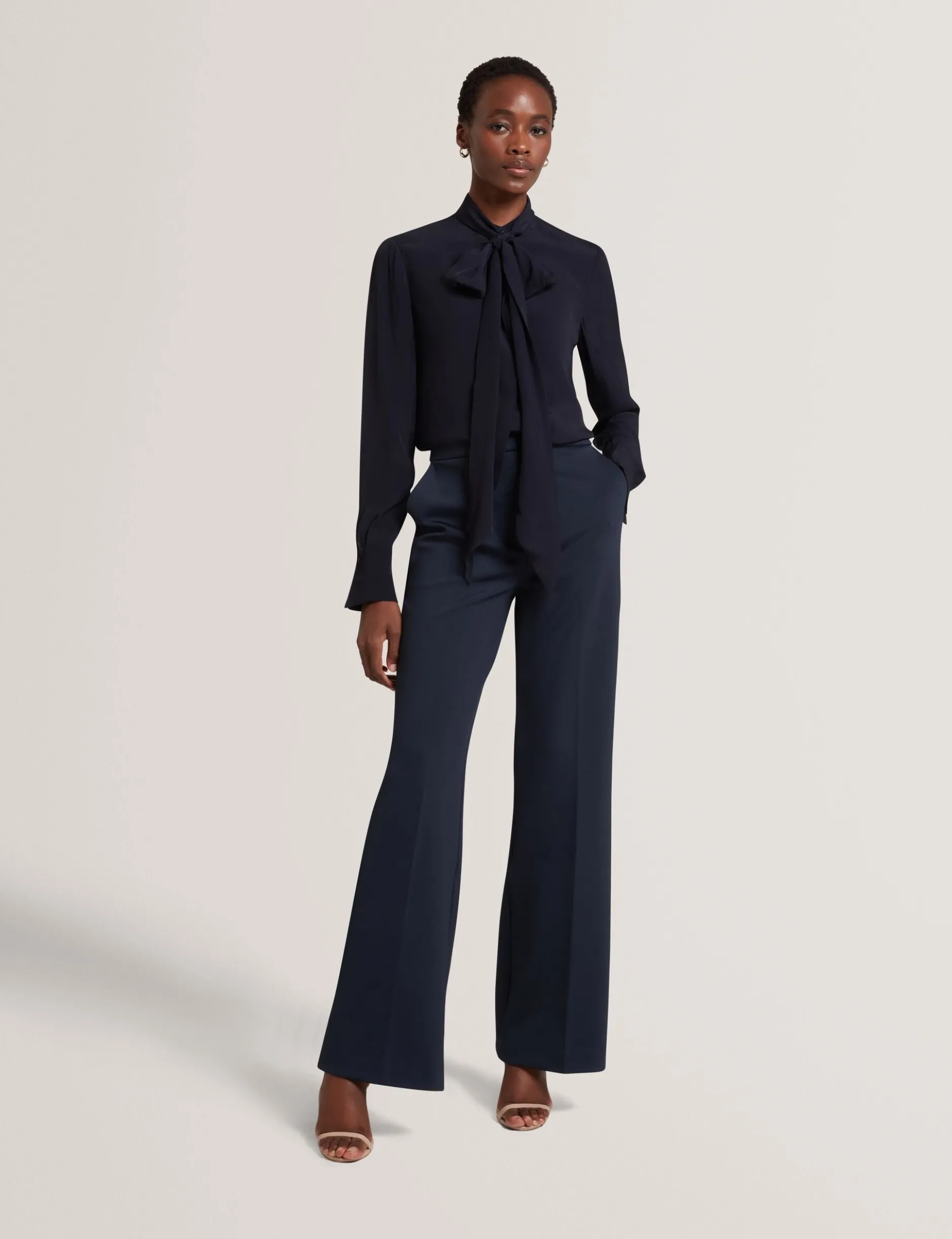 Bluse mit Schleifenkragen und langen Ärmeln