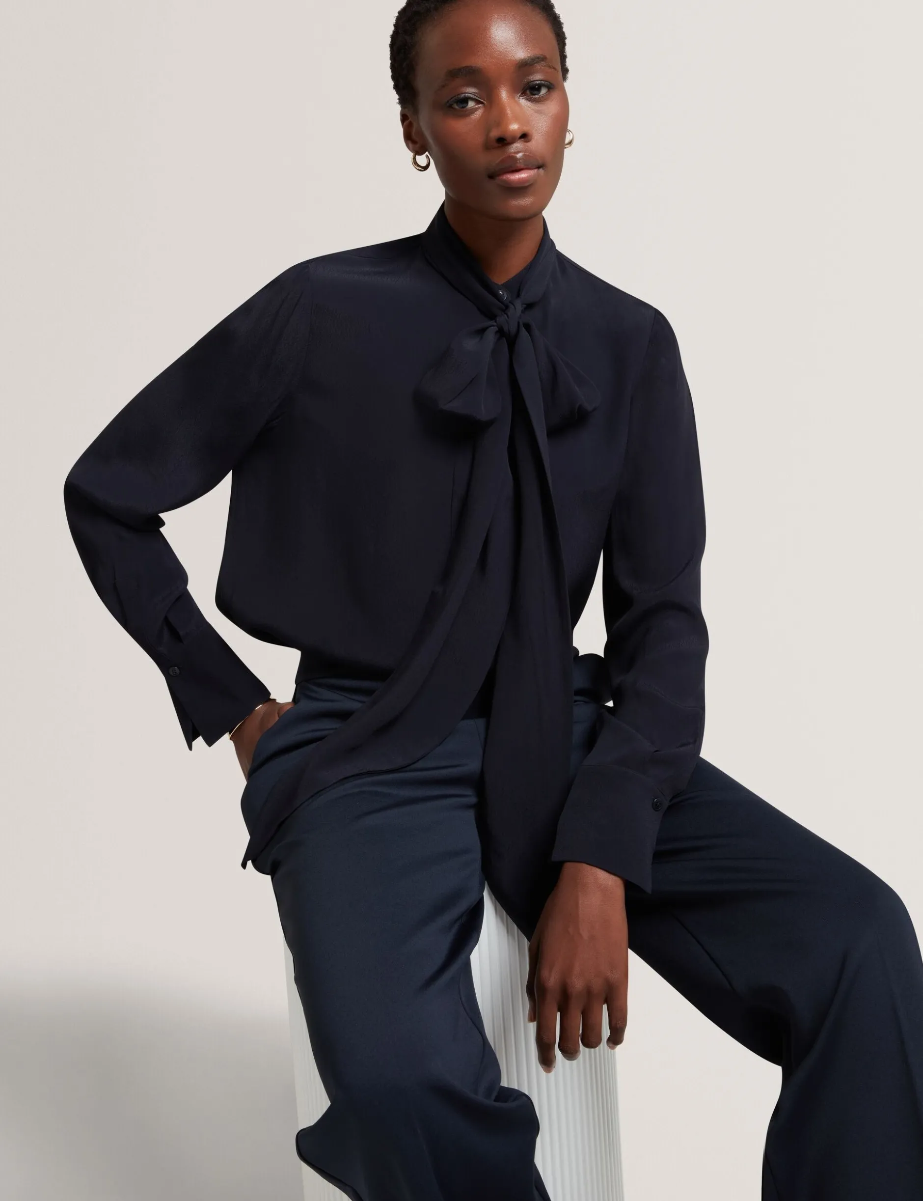 Bluse mit Schleifenkragen und langen Ärmeln