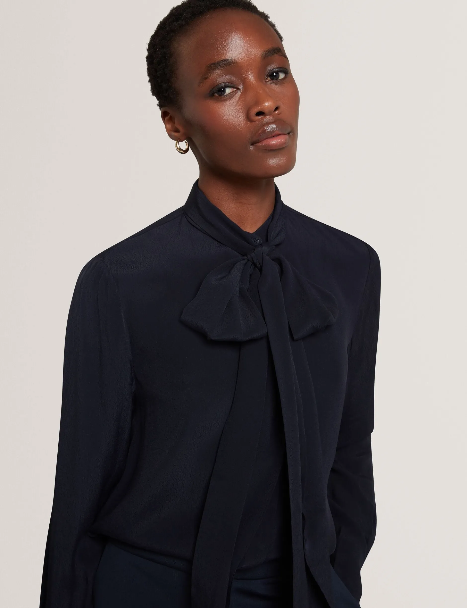 Bluse mit Schleifenkragen und langen Ärmeln