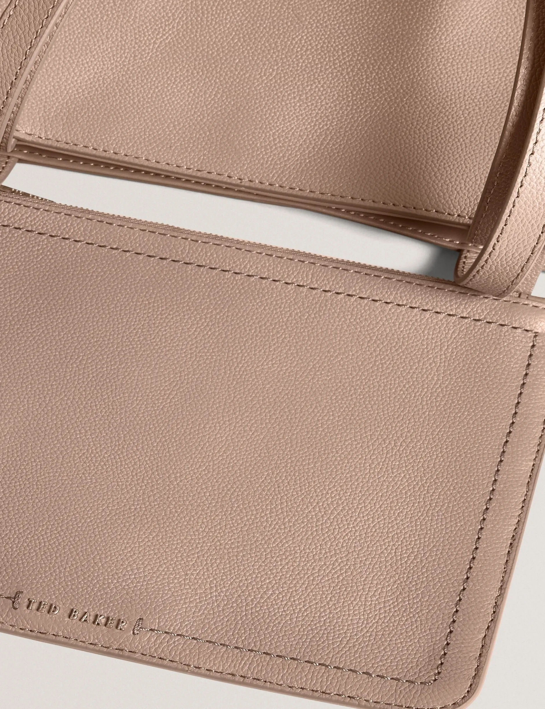 Breite Tragetasche aus genarbtem Leder
