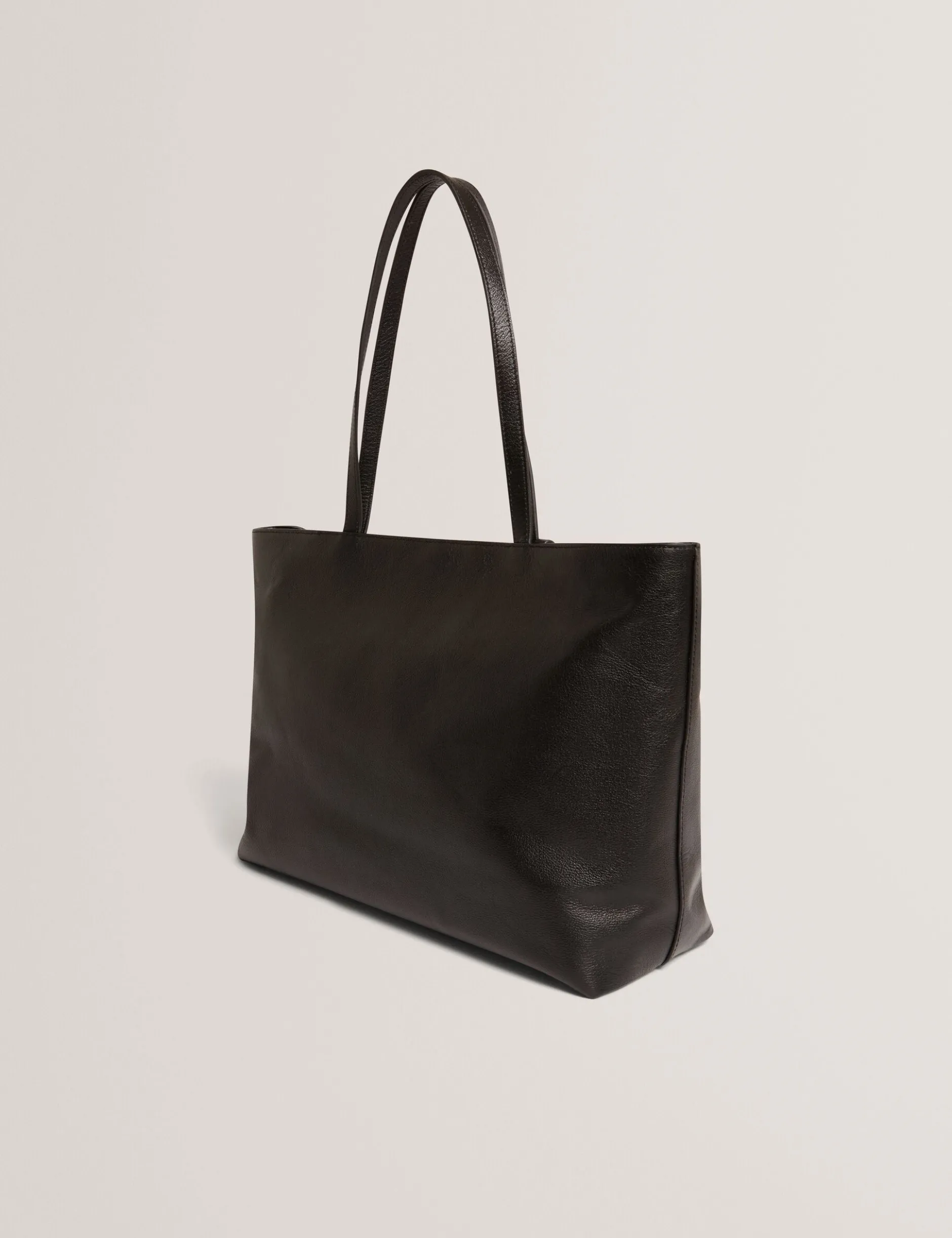 Breite Tragetasche aus genarbtem Leder