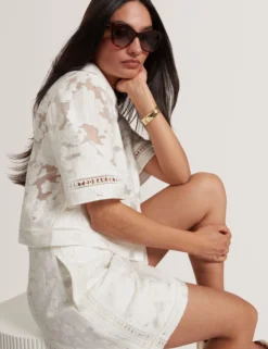 Burnout-Shirt mit Blumenmuster und verkürztem Schnitt