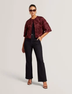 Dunkelblaue Jeans mit Abnähern und ausgestelltem Bein