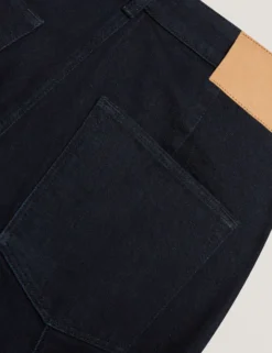 Dunkelblaue Jeans mit Abnähern und ausgestelltem Bein