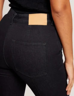 Dunkelblaue Jeans mit Abnähern und ausgestelltem Bein