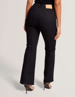 Dunkelblaue Jeans mit Abnähern und ausgestelltem Bein
