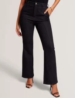 Dunkelblaue Jeans mit Abnähern und ausgestelltem Bein