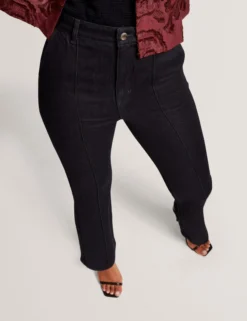Dunkelblaue Jeans mit Abnähern und ausgestelltem Bein