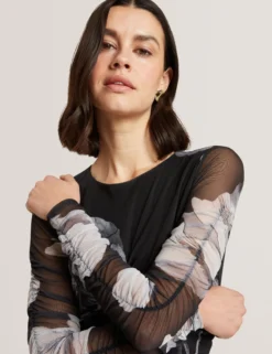 Dunkelblümtes, geblümtes, gerafftes, figurbetontes Midikleid aus Mesh