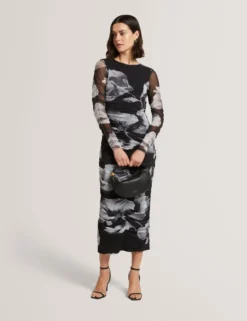 Dunkelblümtes, geblümtes, gerafftes, figurbetontes Midikleid aus Mesh