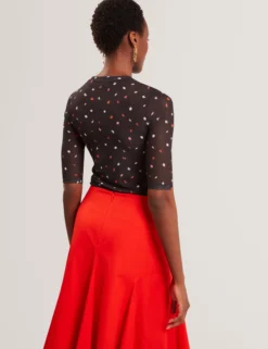Enganliegendes Mesh-Top mit verstreutem Blumenmuster