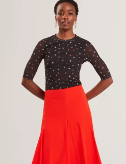 Enganliegendes Mesh-Top mit verstreutem Blumenmuster