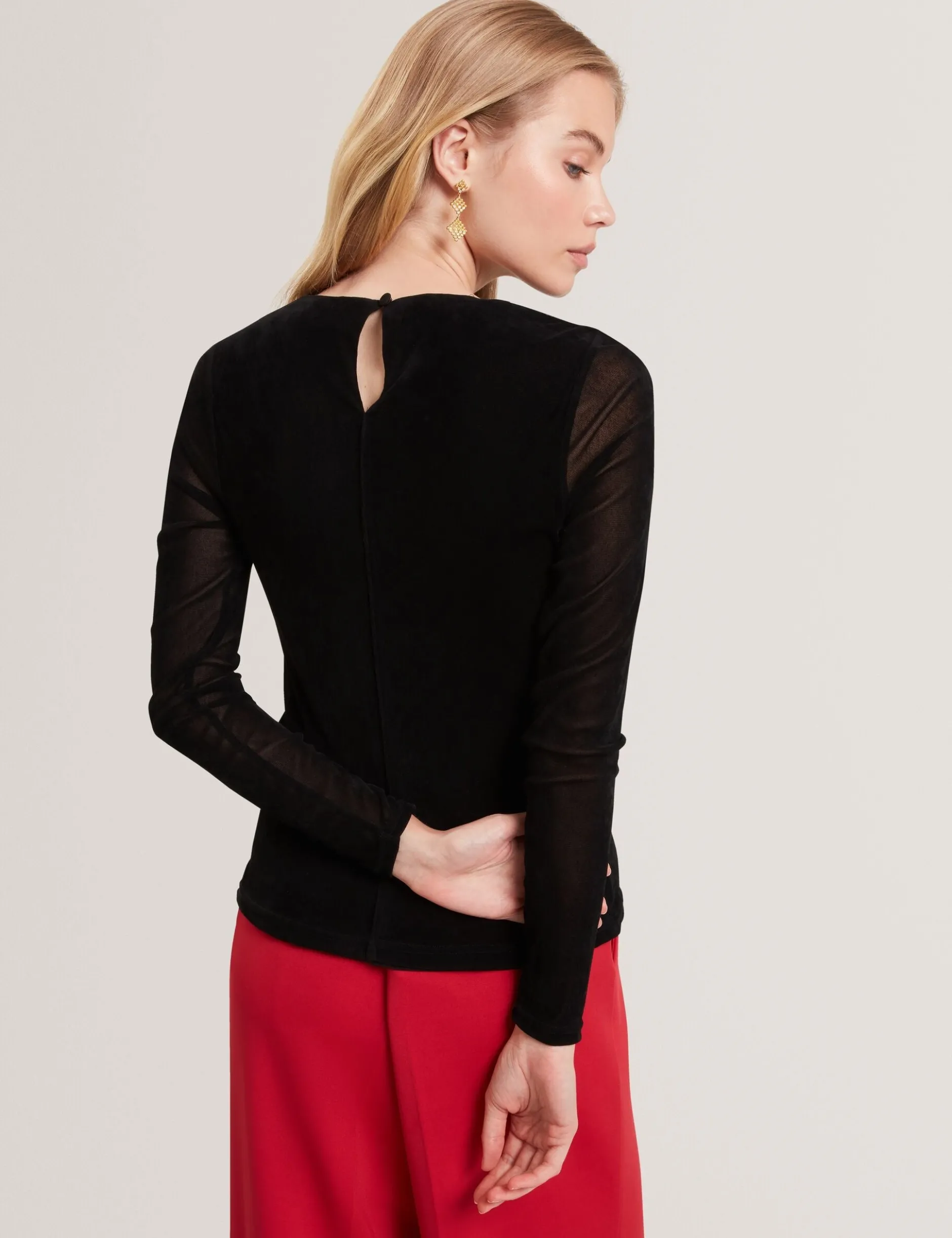 Figurbetontes Langarm-Top aus Samt-Mesh