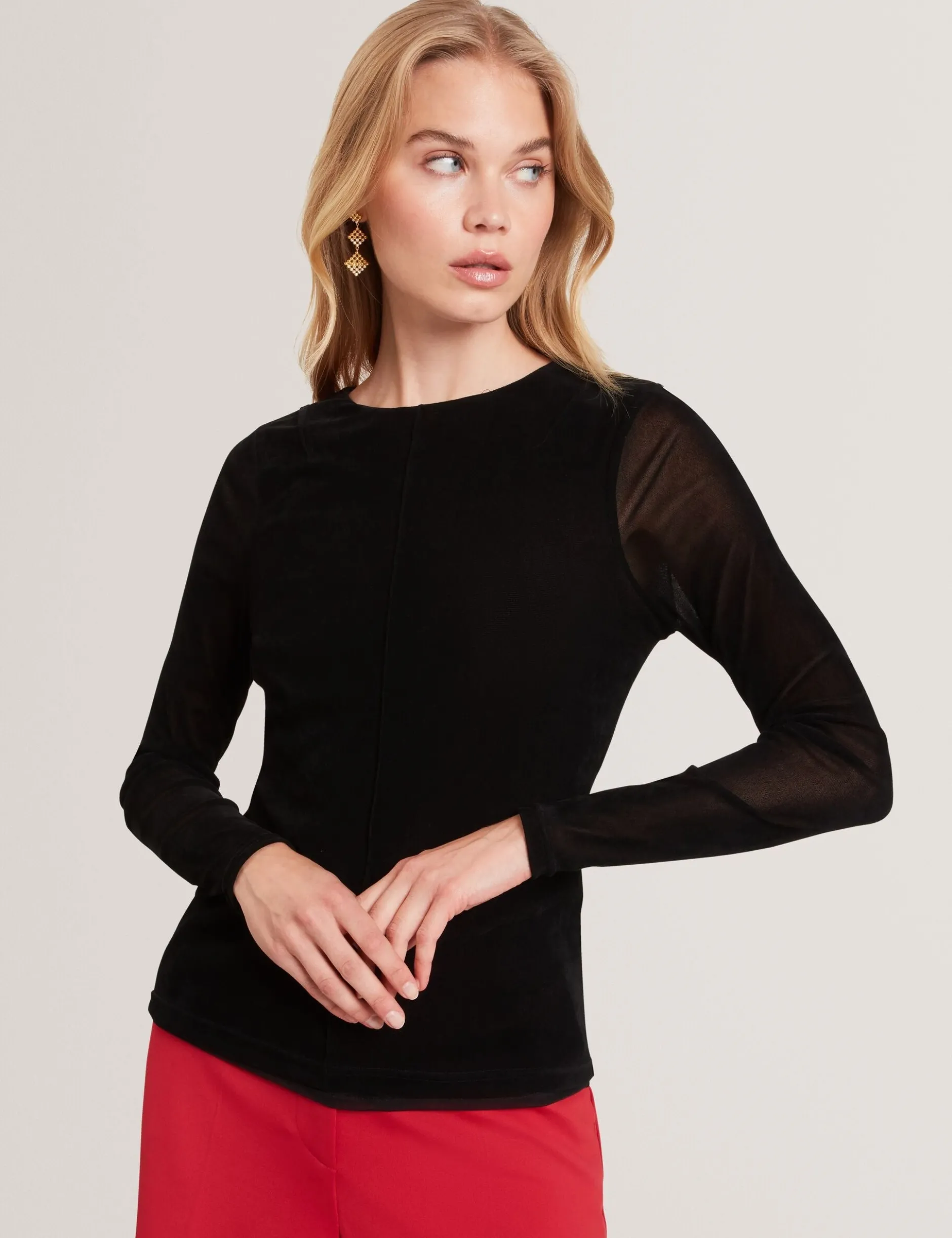 Figurbetontes Langarm-Top aus Samt-Mesh