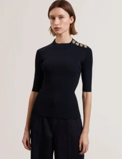Figurbetontes Stricktop mit Rosenknopfdetails